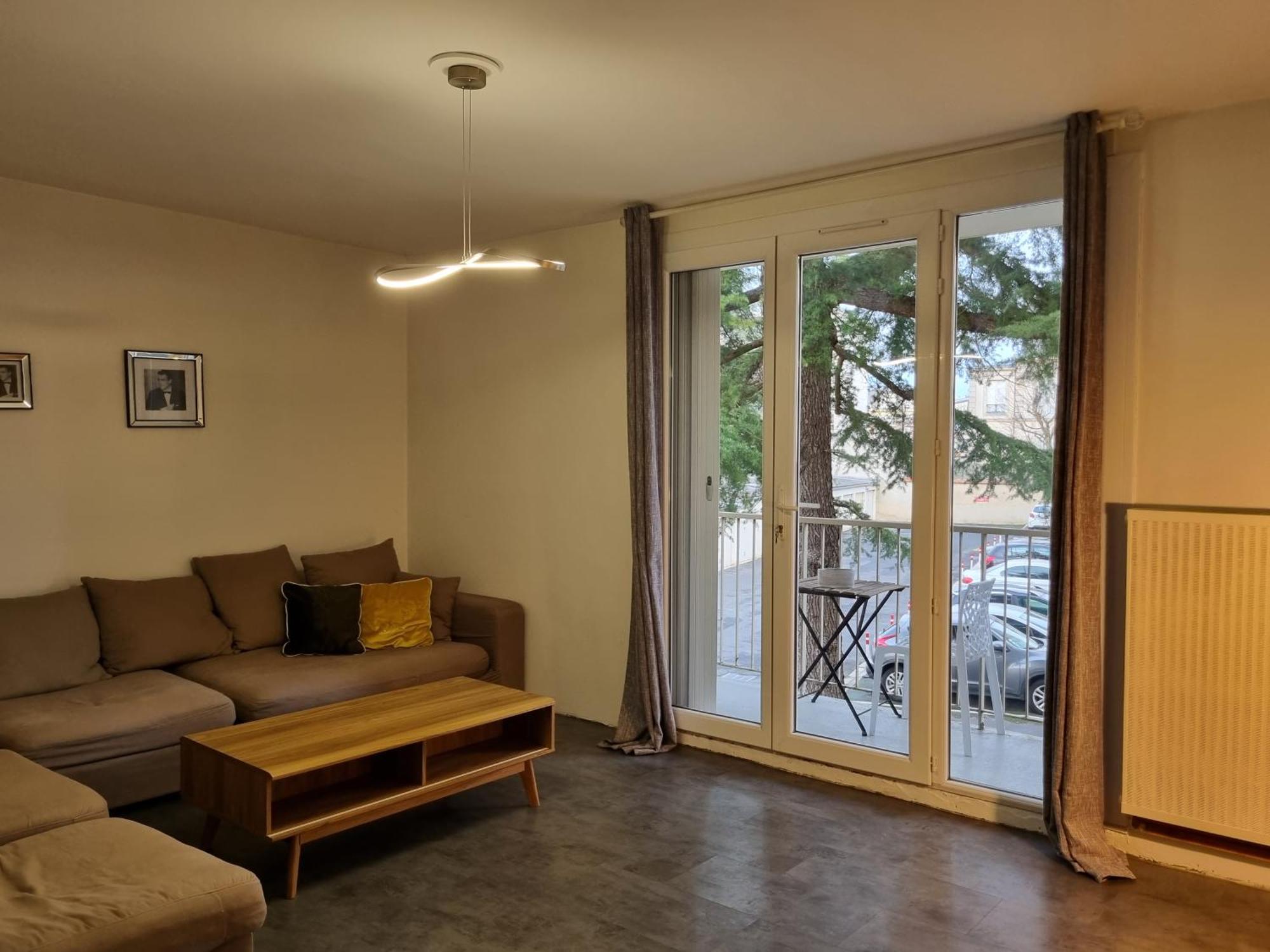 Cathedrale, Champagne Near, Park And Stores Close Apartment
